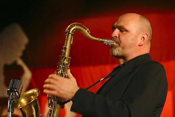 Adam  Wendt to jeden z czołowych polskich saksofonistów,...