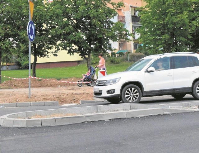 Azyl na Świerkowej nie podoba się kierowcom. Twierdzą, że jest zaprojektowany źle i zagraża bezpieczeństwu.