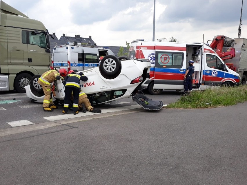 Wypadek taksówki na obrzeżach Wrocławia (ZDJĘCIA)
