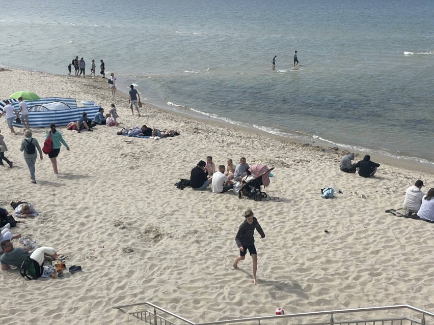 Nie brakowało plażowiczów z parawanami.