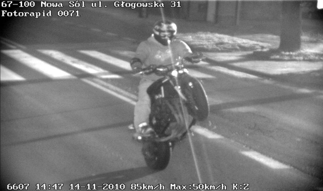 Prawdziwą plagą stróżów prawa są szarżujący motocykliści. Ten przekroczył prędkość jadąc na jednym kole...