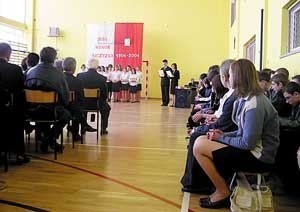 Młodzież i goście wysłuchali programu artystycznego na temat patrona szkoły