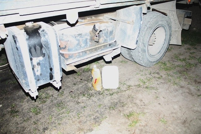 Kanistry podstawione pod rozbity bak okradzionej ciężarówki.