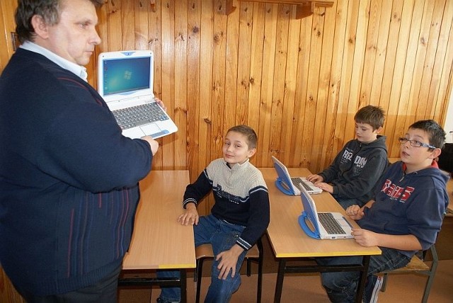 Pierwsze zajęcia z laptopami poprowadził Sławomir Franczyk, dyrektor szkoły w Brodach