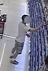 Ten mężczyzna jest podejrzewany o to, że ukradł perfumy w sklepie w jednym z zabrzańskich centrów handlowych