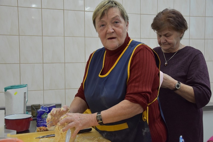 Dominikowice. Pączki pachniały masłem i domową różą, a chrust rozpływał się w ustach - kulinarne, karnawałowe spotkanie najlepszych gospodyń