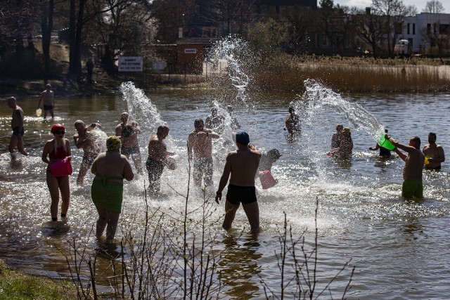 Tradycyjnie w lany poniedziałek, amatorzy zimnych kąpieli z Bydgoszczy spotkali się nad Jeziorem Jezuickim. Tam, mimo plusowych temperatur i ciepłej pogody, oddali się tradycji, czyli pielęgnowali śmigusa-dyngusa w Pieckach. Morsy ostro się oblewały wodą. W ruch poszły nawet wiadra. Oczywiście nie zabrakło też morsowania w jeziorze. Było mnóstwo śmiechu i radości.Aby zobaczyć zdjęcia przesuń gestem lub strzałkami w prawo>>>