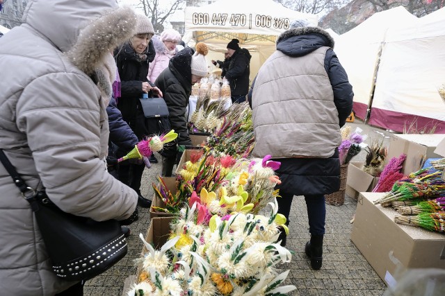 Na kolejnych slajdach prezentujemy stoiska kiermaszu oraz uroczystość wręczenia nagrody "Żurawiny".