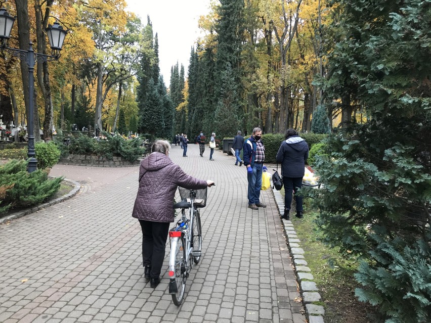 Organizacja ruchu we Wszystkich Świętych w Słupsku. Objazdy, parkingi, zamknięte drogi. Jak dojechać do cmentarza w Słupsku?