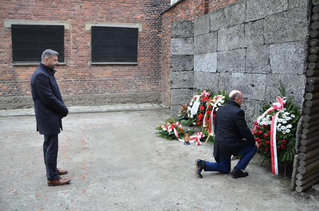 Zastępca prezesa IPN dr Mateusz Szpytma i dyrektor krakowskiego oddziału Instytutu dr hab. Filip Musiał składali kwiaty pod Ścianą Śmierci