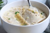 Zupa "biała lazania" to sposób na szybki, pożywny obiad dla całej rodziny. Robi się sama. Wystarczy kilka składników