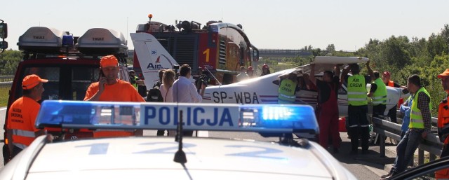 Do awaryjnego lądowania awionetki doszło dziś po godz. 7 rano w Trzebownisku, na pasie autostrady A4. W samolocie znajdowały się dwie osoby, nikomu nic się nie stało. - Samolotem praktycznie nowym, bo dopiero 5-letnim, lecieli doświadczeni piloci. Wiem, że zgłosił kłopoty z silnikiem. Wiedząc, że jest ryzyko, iż mogą nie dolecieć do pasa, zdecydowali o awaryjnym lądowaniu na autostradzie tłumaczy Mirosław Jamr&oacute;z, szef szkoły lotniczej Air Res Aviation w Jasionce, do kt&oacute;rej należy samolot.  M&oacute;wi, że samolot z nowoczesnym wyposażeniem wcześniej był w pełni sprawny, po wszystkich wymaganych przeglądach. - Taki gruntowny przegląd przeszedł w ostatnim tygodniu. Latał po nim. Silnik praktycznie &quot;n&oacute;wka&quot;. Jest zaplombowany, na gwarancji od producenta. Tłumaczy, że z poprzednim silnikiem samolot przeleciał 2 tysiące godzin. Zgodnie z procedurą, silnik został wymieniony na nowy. Teraz Komisja Badania Wypadk&oacute;w Lotniczych będzie ustalała, co się stało. - Poprosiła, abyśmy przetransportowali samolot do siedziby naszej sp&oacute;łki i zabezpieczyli na oględziny. Mirosław Jamr&oacute;z dodaje, że nie mieli nigdy wcześniej tego typu awaryjnych lądowań. - Dzięki doświadczeniu i opanowaniu załogi nikt nie ucierpiał w incydencie, samolot bezpiecznie wylądował. Załoga była świadoma że nie doleci do lotniska EPRZ i podjęła decyzję o lądowaniu na autostradzie. Samolot został zabezpieczony i obecnie znajduje się w hangarze - podano na profilu firmy.ZOBACZ WIDEO&lt;script class=&quot;XlinkEmbedScript&quot; data-width=&quot;640&quot; data-height=&quot;360&quot; data-url=&quot;//get.x-link.pl/3741dadd-cc4d-0380-01af-6716c4ffb4a3,eeeb3131-ad4a-2a8d-21c3-65448c6ab0a4,embed.html&quot; type=&quot;application/javascript&quot; src=&quot;//prodxnews1blob.blob.core.windows.net/cdn/js/xlink-i.js?v1&quot;&gt;&lt;/script&gt;