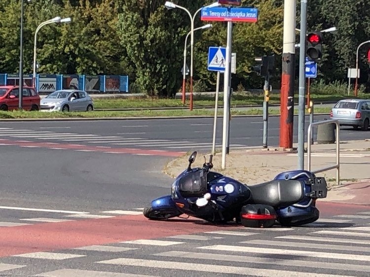 Wypadek motocyklisty w Łodzi. Zderzenie motocykla z samochodem na skrzyżowaniu al. Włókniarzy i św. Teresy