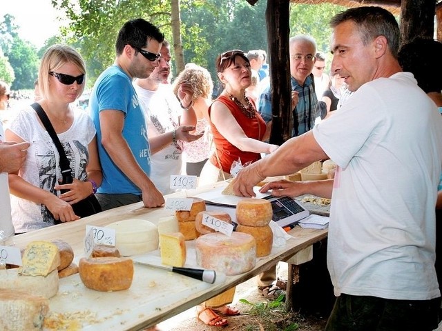 Sylwia Szlandrowicz i Rusłan Kozynko serwowali sery owcze. Ceny zaczynały się od 90 zł za kilogram.