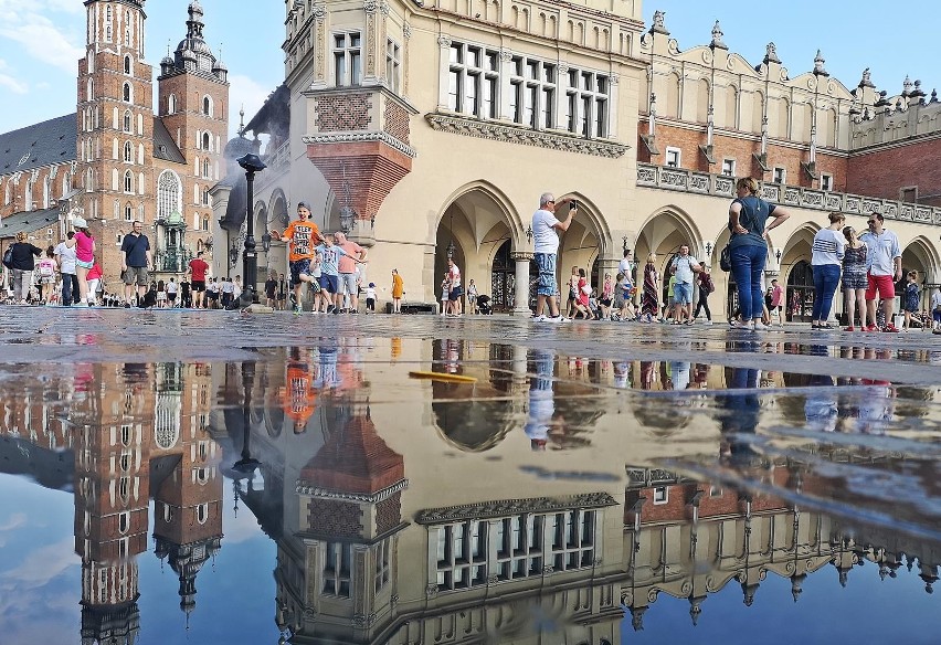 Kraków. Kurtyny wodne pomagają w upalne dni [ZDJĘCIA]