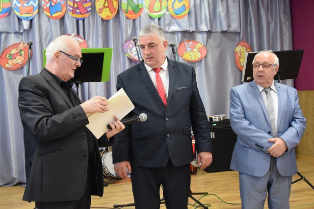 Ireneusz Bona (z lewej) odszedł na emeryturę po 21 latach pracy na stanowisku dyrektora MGOK w Kamieniu. Kandydatowi na jego następcę burmistrz Głomski (w środku) nie stawia wysokich wymagań