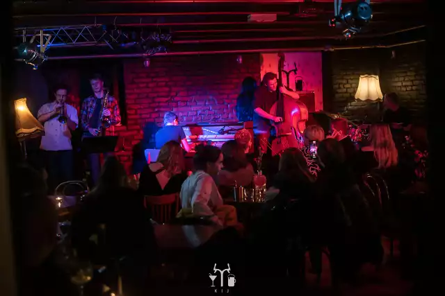 Bar Kij zaprasza na magiczną jazzową podróż. Jazzowy wieczór na żywo odbędzie się w piątek 24 marca o 21.00. Zagrają: Mateusz Żydek - trąbka, Cyryl Lewczuk - tenor saks, Jakub Kozłowski - bas, Juras Maj - gitara, Błażej Kozłowski - perkusja.