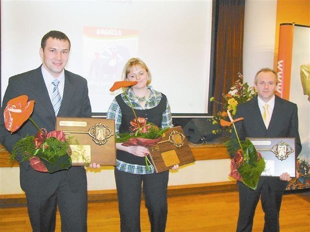 Klucze odebrali: dyrektor portu w Choruli Rafał Padjasek (od lewej), Anna Jaskuła, właścicielka Kamieńca, i Krystian Linder, który wybudował hotel w Malni. (fot. Beata Szczerbaniewicz)