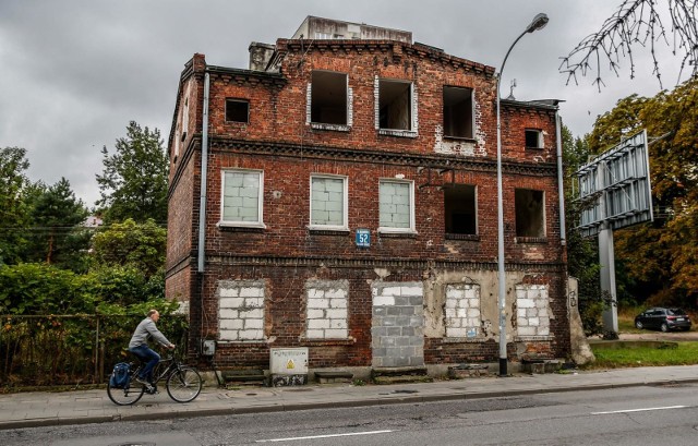 Gdańsk Orunia. Budynki mieszkalne - pustostany, które miasto chce wyburzyć a konserwator zabytków zachować i wyremontować. To symbol architektury robotniczej z polowy ubiegłego wieku.