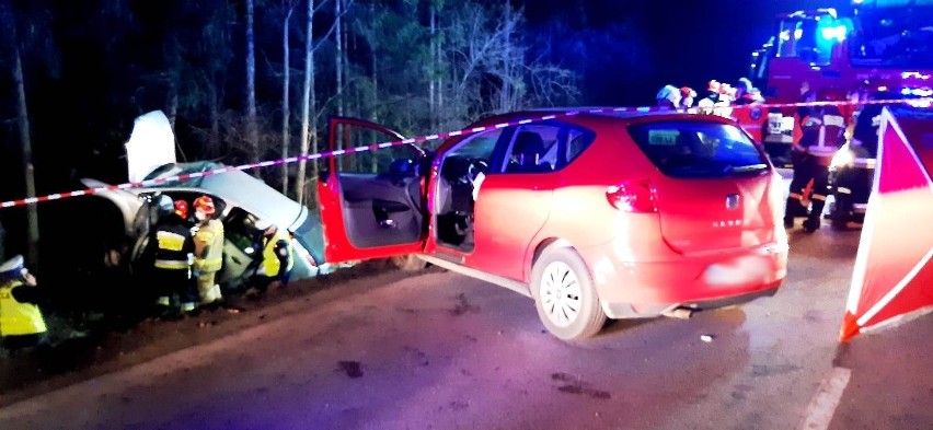 Stary Sącz wypadek. Czołowe zderzenie podczas wyprzedzania. Nie żyją dwie nastolatki, a trzy osoby są ciężko ranne [AKTUALIZACJA]