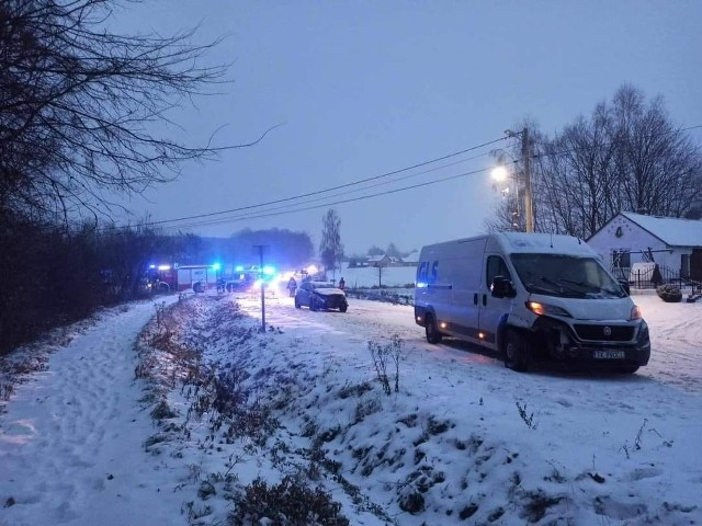 Zderzenie trzech aut w miejscowości Czajęcice w gminie Waśniów.