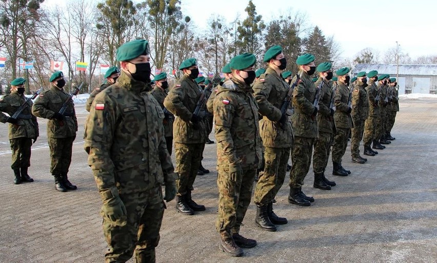 Przysięga wojskowa młodych żołnierzy w Chełmnie