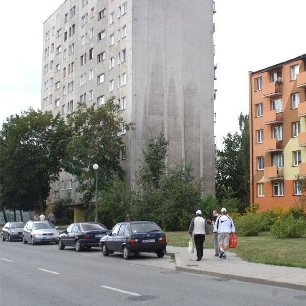 Jeden odnowiony, drugi nie - dwa bloki należące do spółdzielni Nasz Dom przy ulicy Szklanej i Olsztyńskiej. 