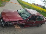Czołowe zderzenie dwóch aut w Brodzicy w pow. hrubieszowskim. Trzy osoby trafiły do szpitala