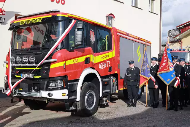 Nowy wóz bojowy o wartości ponad 1,3 miliona złotych trafił do strażaków ochotników w Tuchomia. Takiego samochodu mogą pozazdrościć inne jednostki.