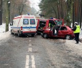 W drzewo wpadła osobówka, potem strażacy, a na koniec karetka uderzyła w straż