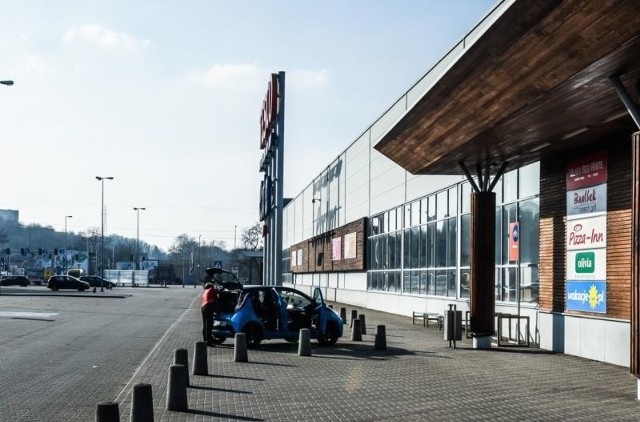 Tesco zamknie kolejnych trzynaście sklepów na terenie kraju - podał portal money.pl. Tesco właśnie potwierdziło likwidację kolejnych 13 marketów, które na ten moment przynoszą straty. Jak poinformował zarząd Tesco decyzja o zamknięciu kolejnych placówek nie jest łatwa, jednak po analizach koncern musi mieć pewność, że ich biznes osiąga określony próg rentowności. Lista sklepów, które zostaną zamknięte - KLIKNIJ NA KOLEJNE ZDJĘCIEPogoda na piątek: