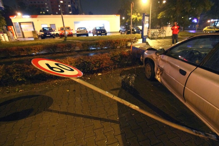 Wypadek na Lotniczej. Auto wpadło w biletomat