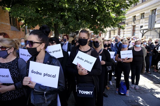 Nauczyciele z ZNP pikietowali w lipcu pod głównym budynkiem Urzędu Miasta Torunia