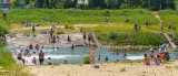 Nowy Sącz. Miejskie kąpieliska oblegane. Tłumy na plaży nad Kamienicą, najmłodsi chłodzą się przy fontannie w Parku Strzeleckim [ZDJĘCIA]