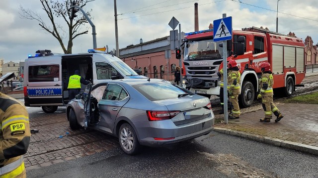 W Grudziądzu na ul. Chełmińskiej kobieta kierująca skodą nie ustąpiła pierwszeństwa przejazdu tramwajowi i doszło do zderzenia pojazdów