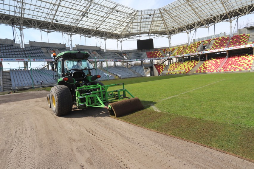 Zakończyło się rozkładanie trawy na Suzuki Arenie w Kielcach. Pierwszy mecz na tej murawie 1 kwietnia. Korona Kielce podejmie Miedź Legnica