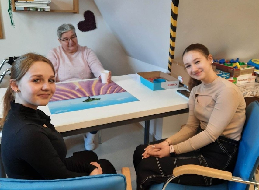 Uczniowie II LO w Malborku "aniołami" w Domu Pomocy Społecznej. Program szkolnego wolontariatu cały czas się rozwija