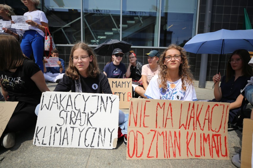 Wakacyjny strajk klimatyczny pod urzędem miasta w...