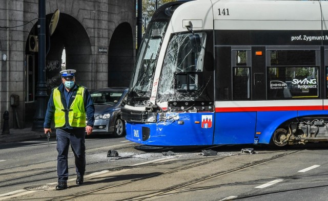 Skrzyżowanie ul. Jagiellońskiej z ul. Gdańską. Jest niebezpieczne ponieważ tramwaje skręcają z Gdańskiej w lewo i w prawo. Kierowcy jadący ulicą Jagiellińską w kierunku ul. Focha nie zawsze zwracają uwagę na wskazania sygnalizacji świetlnej - dlatego często dochodzi tu do kolizji z tramwajami.