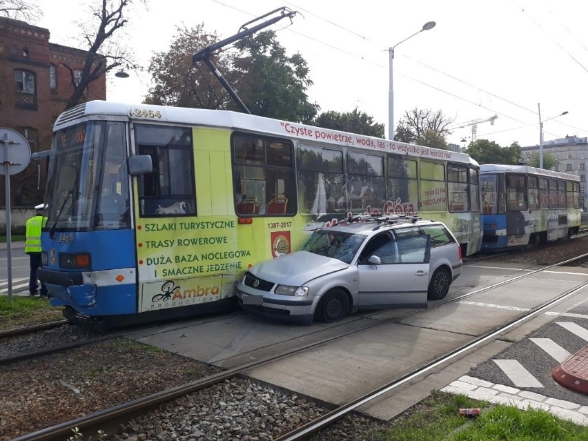 Wypadek tramwaju i VW na Pułaskiego. Są utrudnienia 