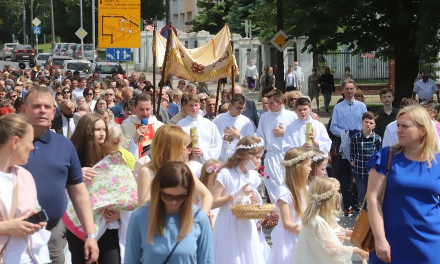 W tym roku w Radomiu z powodu pandemii tylko kilka parafii zdecydowało się na przeprowadzeniu procesji poza placem kościelnym. Parafia Świętej Rodziny zorganizowała tradycyjną procesję ulicami miasta do czterech ołtarzy. Słoneczna i ciepła pogoda sprzyjała wiernym. Zobacz kolejne zdjęcia >>>