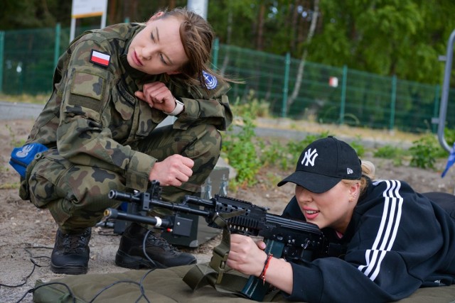 Żołnierze – instruktorzy uczyli pań podstawowych zasad codziennego bezpieczeństwa, sposobów wykrywania oraz unikania zagrożeń, jak i pokazali techniki walki wręcz przydatne w niebezpiecznych sytuacjach