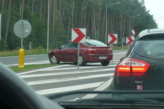 Nie wszyscy chcą stać w korkach, niektórzy wybierają takie rozwiązanie jak na zdjęciu.