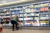 Ceny szaleją. Jak zaoszczędzić? Supermarkety mają własne programy lojalnościowe. Czy karty i aplikacje pomagają wydawać mniej na żywność?