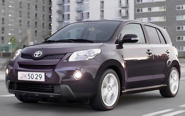 Najnowsza Toyota łączy miejską zwinność z umiejętnościami jazdy w każdych warunkach.