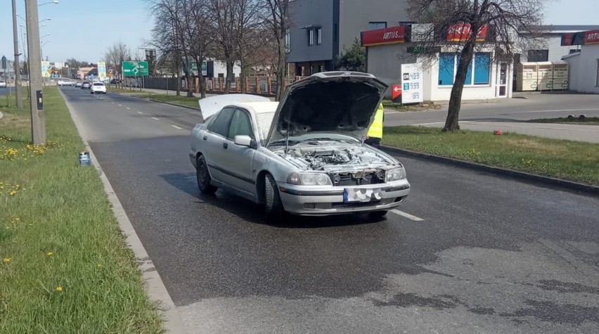 Dramatyczne sceny w Radomiu. Policjanci wyciagnęli kierowcę z płonącego samochodu! 