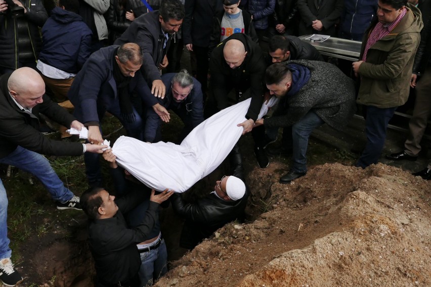 Warszawa: Pogrzeb ucznia zamordowanego w szkole w Wawrze [ZDJĘCIA] 16-letni Kuba pochowany na Muzułmańskim Cmentarzu Tatarskim