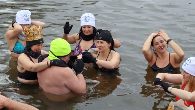 W święto Trzech Króli Radomskie Morsy nie odmówiły sobie lodowatej kąpieli. W czwartek w zalewie na Borkach, było mniej osób, bo jak usłyszeliśmy...to była pogoda dla twardzieli. Mimo dodatniej temperatury na dworze, woda była zimna, ale porywisty wiatr i padający chwilami śnieg sprawiły, że morsowanie nie było wcale takie przyjemne.  Niemniej na twarzach uczestników można było zauważyć dużo uśmiechu.  - Dziś mamy pogodę dla koneserów i widać, kto tu jest prawdziwym morsem - mówił z uśmiechem pan Adam, stały bywalec. BYŁEŚ NA MORSOWANIU? ZNAJDŹ SIĘ NA KOLEJNYCH ZDJĘCIACH ===>>>