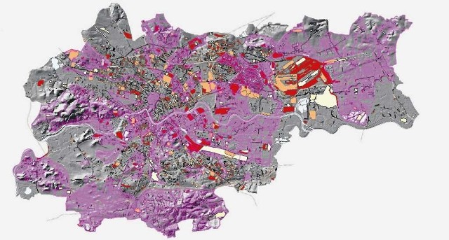 Na fioletowo zaznaczone są plany miejscowe, na pomarańczowo: miejsca wycinki drzew przed 2014 rokiem, na czerwono - wycinka drzew w 2015 i 2016 roku