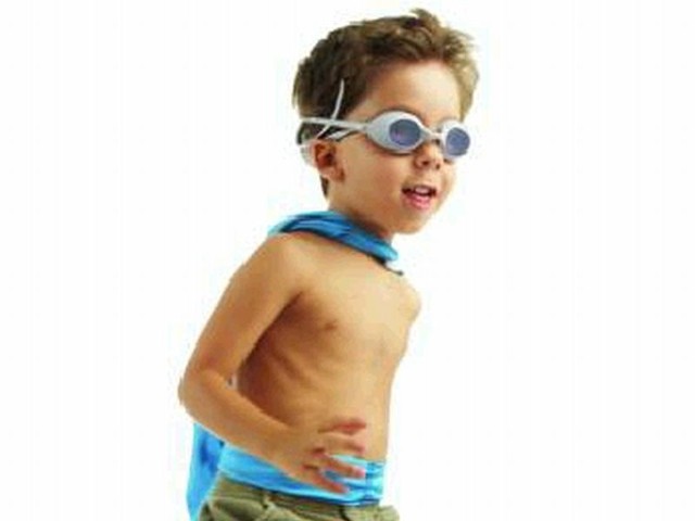 Przed wyjściem na plażę nałóżmy na ciało dziecka kremy lub balsamy z filtrami przeciwsłonecznymi.